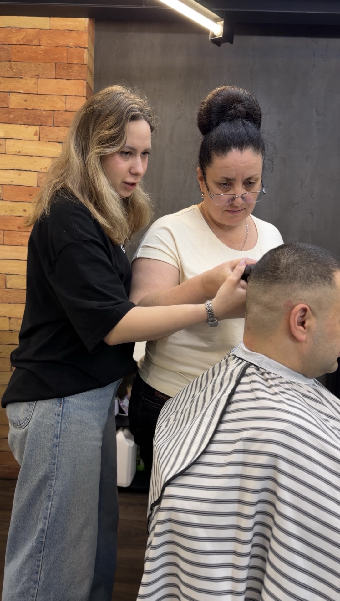 Викладач Академії DICTATOR OF STYLE показує техніку учениці
